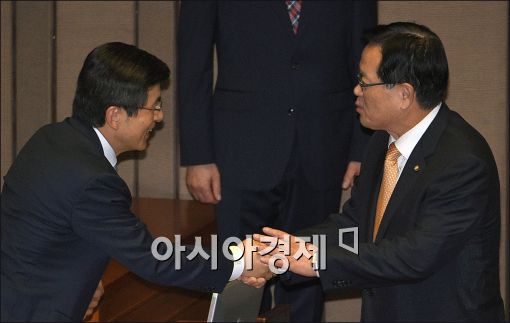 [포토]인사하는 황교안·정의화