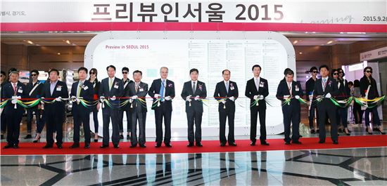윤상직 산업통상자원부 장관은 2일 서울 삼성동 코엑스에서 열린 2015 대한민국 섬유교역전(Preveiw in SEOUL 2015)에서 참석자들과 테이프커팅을 하고 있다.