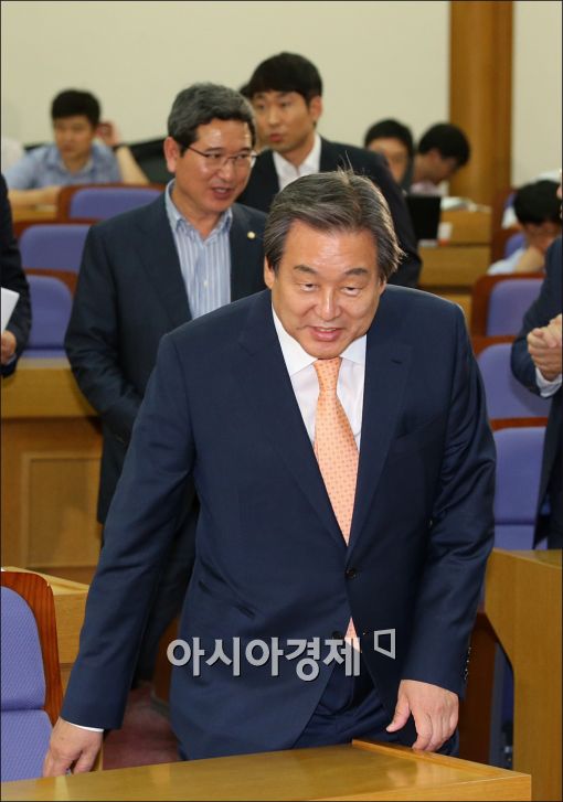 [포토]양극화 토론회 참석하는 김무성 대표