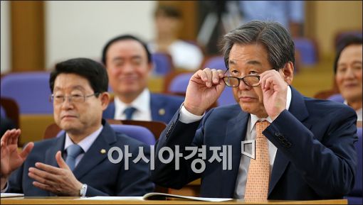 [포토]안경 고쳐쓰는 김무성 대표