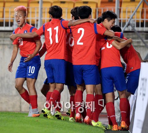 [포토]선제골 기쁨 나누는 청소년대표팀