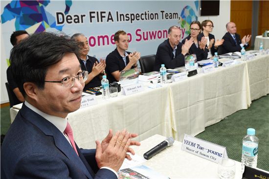2017년 한국에서 열리는 20세 이하(U-20) 월드컵 개최 후보도시 선정을 위해 한국을 방문 중인 국제축구연맹(FIFA) 실사단이 2일 수원을 찾았다. 염태영 수원시장과 실사단이 설명을 듣고, 박수로 화답하고 있다. 