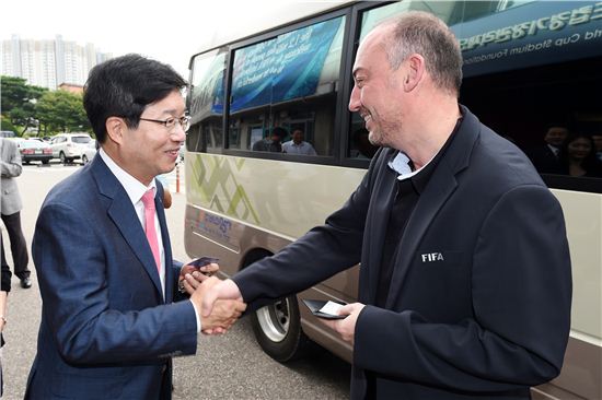 염태영 수원시장(왼쪽)이 2017년 한국에서 열리는 20세 이하(U-20) 월드컵 개최 후보도시 선정을 위해 한국을 방문 중인 국제축구연맹(FIFA) 실사단과 악수를 하고 있다. 