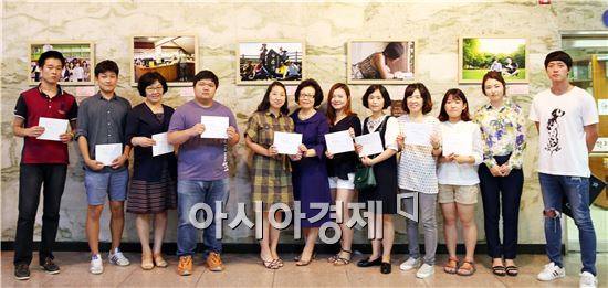 ‘2015 광주·전남 톡 사진 공모전’ 시상식 후 성애순 도서관장(가운데)과 수상자들이 기념사진을 촬ㅇ여하고있다.