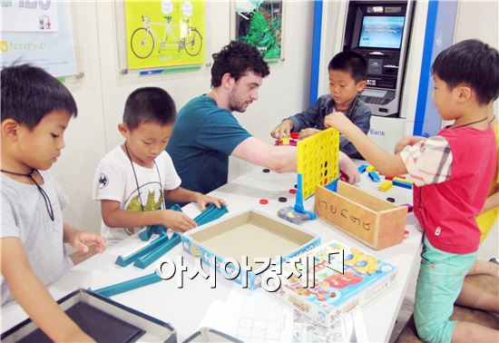 함평군다문화가족지원센터는 지난달 29일과 30일 경기영어마을에서 ‘영어야 놀자’캠프를 운영했다.
