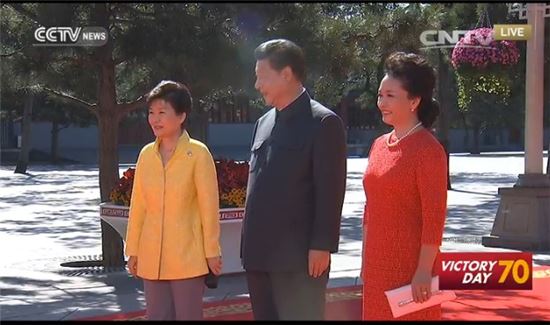 열병식에 앞서 기념촬영을 하고 있는 박근혜 대통령과 시진핑 중국 국가주석 부부(사진 : 중국 CCTV 생방송 캡쳐)