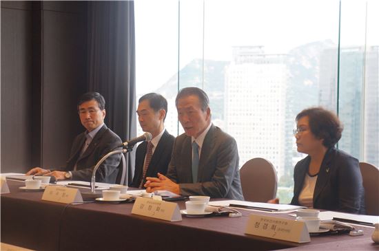 이수창 생명보험협회장(왼쪽 세번째)이 2일 출범한 100세 시대 자문위원회에 참석해 노후준비 문화확산을 위한 프로젝트 추진에 대해 이야기를 하고 있다.  