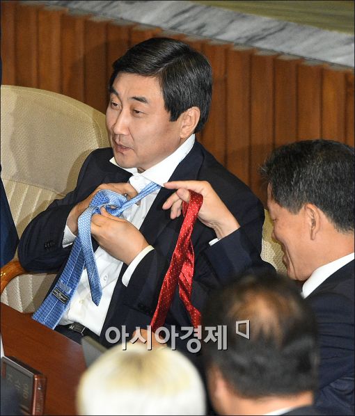 [포토]색깔 맞추는 이종걸 원내대표