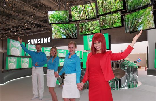 지난해 열린 IFA전시회에서 삼성전자 모델과 IFA걸이 SUHD TV 를 소개하고 있다. 
