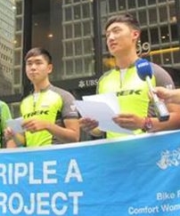 심용석(우)씨와 백덕열(좌)씨가 뉴욕 일본총영사관 앞에서 항의 성명서를 낭독하고 있다.