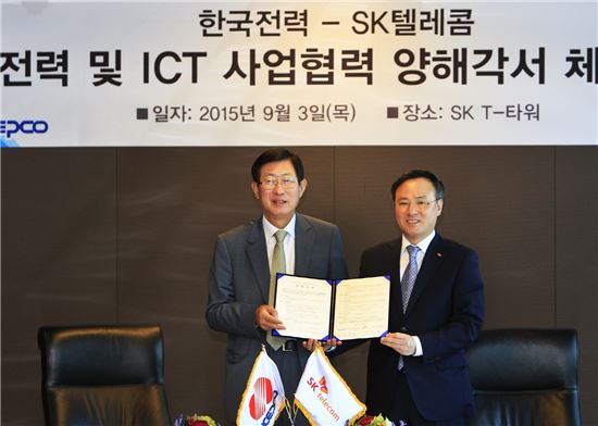 한국전력은 3일 서울 SK텔레콤 본사에서 SK텔레콤과 전력·ICT 분야 사업협력을 위한 양해각서를 체결했다. 왼쪽부터 조환익 한전사장, 장동현 SKT 사장.