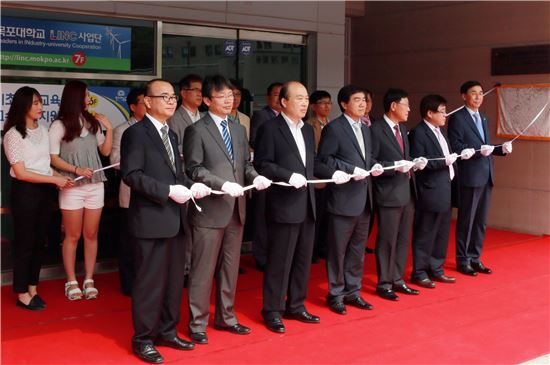 <목포대학교에서 열린 글로벌 비즈니스 링커 발대식 및 센터 현판식에서 최일 목포대 총장을 비롯한 참석자들이 테이프커팅을 하고 있다.>