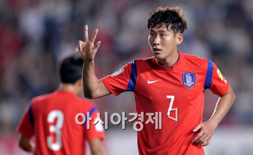 한국, 라오스에 5-0 대승…후반 원톱 손흥민 2골·기성용 2골1도움