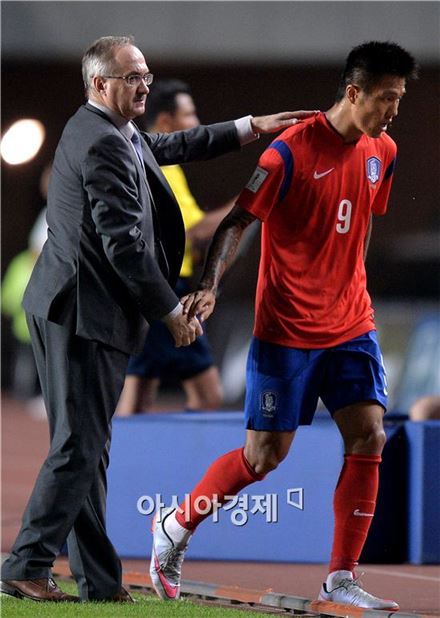 울리 슈틸리케 감독이 석현준을 격려하고 있다.[사진=김현민 기자]