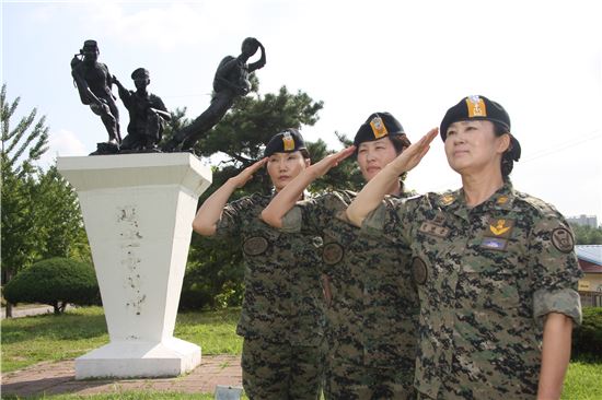 '최장','최초','최장' 기록보유하고 있는 특전 여군 3인방. 사진 왼쪽부터 최애순 원사, 김정아 상사, 전명순 준위. 