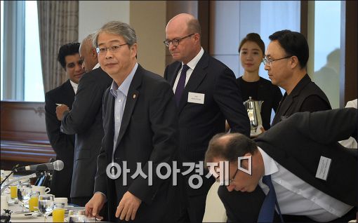[포토]외국계 금융CEO모임 참석하는 임종룡 위원장