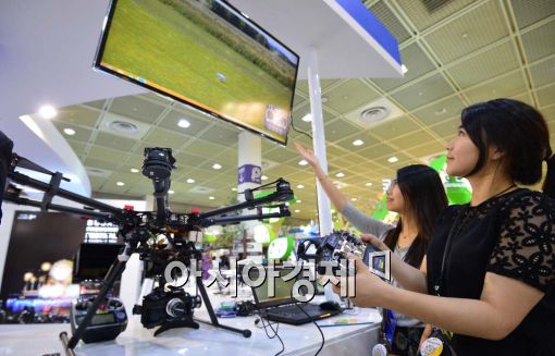 [포토]실제같은 드론 비행 체험 