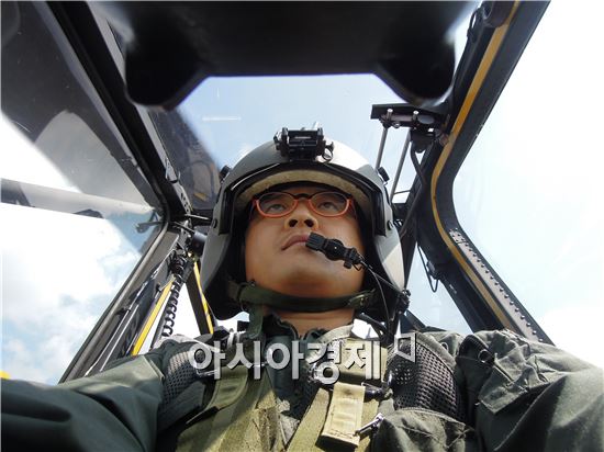 코브라헬기는 두명의 조종사가 탑승한다. 헬기의 바람을 맞으며 기자가 무기체계를 담당하는 앞좌석에 탑승했다.