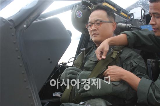 코브라헬기 좌석은 성인 남성 한명이 빠듯이 앉을 정도로 비좁았다.