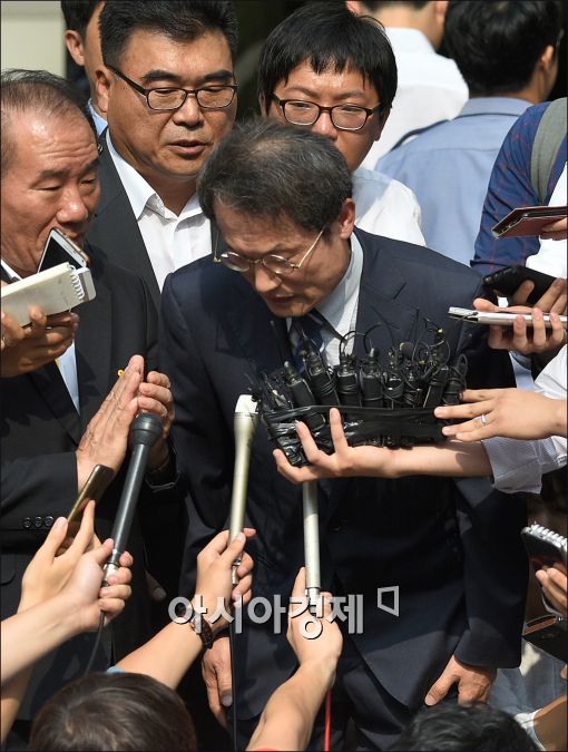 [포토]지지자들에게 인사하는 조희연 교육감