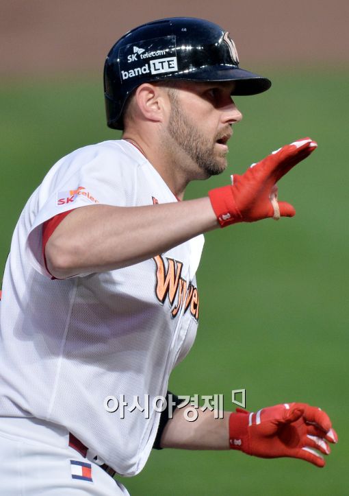 [포토]브라운,'시즌 26호 홈런 넘겼어'