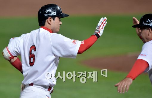 [포토]김성현, '투런포로 더 달아납니다'