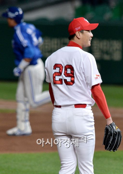 [포토]이승엽에게 홈런 허용한 김광현