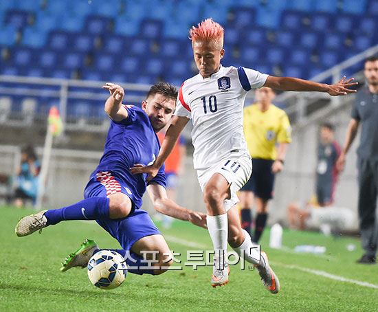 한국, 기니와 0-0으로 전반 마무리…기니 압박에 잦은 패스미스