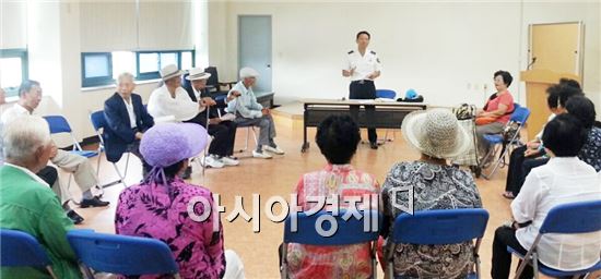 함평경찰은 관내 어르신들을 상대로 교통안전교육을 실시했다.