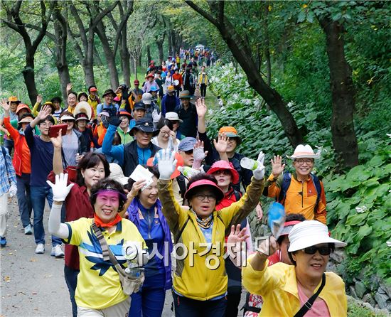 [포토]광주시 동구, 너릿재 명품숲길 걸으며 캠페인 실시