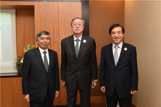 이주열 한국은행 총재(맨 오른쪽) , 구로다 일본은행 총재(맨 왼쪽), 저우샤오촨(周小川) 중국인민은행 총재(가운데)가 한중일  중앙은행 총재회의에서 시작 전 포즈를 취하고 있다. 