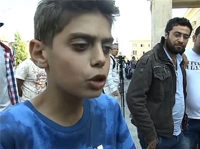 시리아 난민 소년, 전 세계를 울리다…"그냥 전쟁을 멈춰 달라"