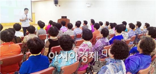 장흥군(군수 김성)은 지난 4일 하반기 걷기동호회 대상자 68명을 대상으로 사전설명회 및 올바르게 걷기 교육을 실시했다.