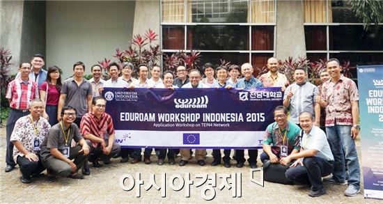 인도네시아 대학에서 열린 ‘TEIN Workshop Indonesia’ 참석자들이 기념촬영을 하고있다.