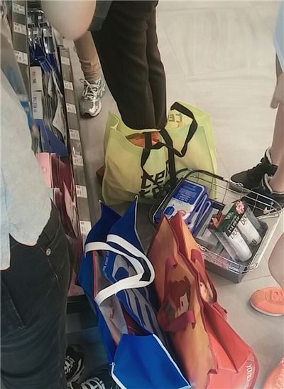올리브영에서 만난 한 중국인 관광객의 쇼핑바구니. 팩과 다양한 화장품이 가득 들어차있다.