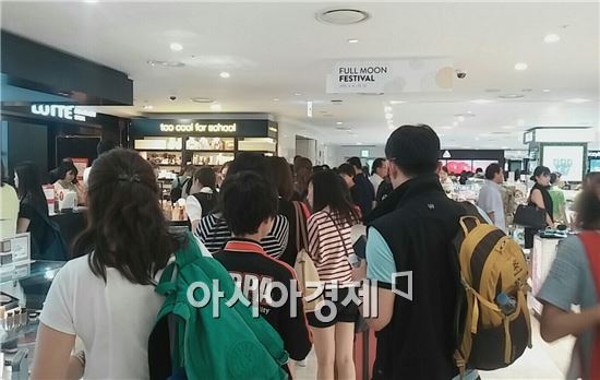 한 서울 시내 면세점에 고객들이 계산을 위해 길게 줄을 서 있다. (사진은 기사 내용과 관련없음)