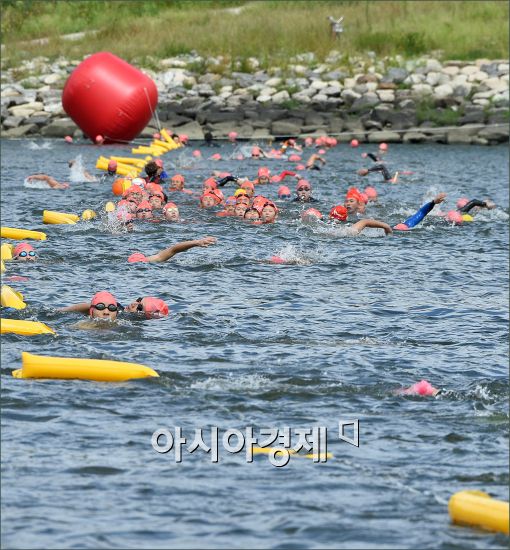 [포토]'한강건너기 수영대회'