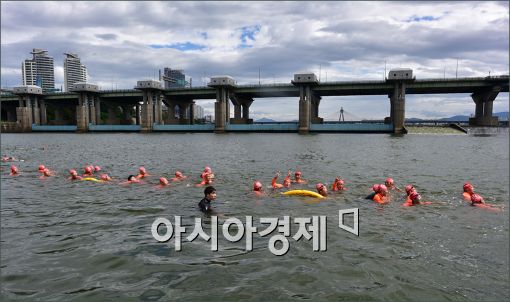 [포토]'한강건너기 수영대회'
