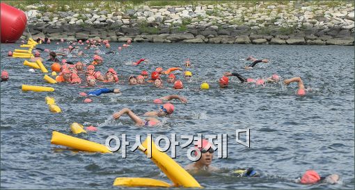 [포토]'한강건너기 수영대회'