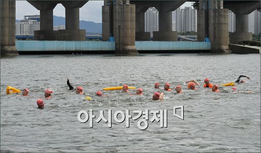 [포토]'한강 건너기 수영대회'