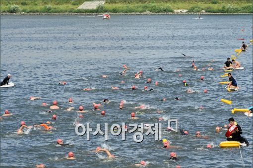 [포토]'한강, 수영으로…'