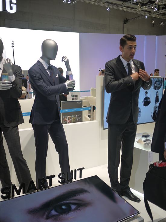 5일 IFA 2015 삼성 전시관에 마련된 삼성물산 패션부문 부스에서 모델이 웨어러블 플랫폼 브랜드 ‘더휴먼핏'을 설명하고 있다.