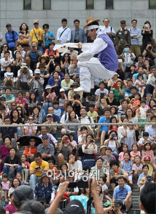 [포토]도심속 줄타기 공연