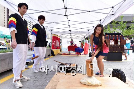 [포토]추석맞이, 전통 떡메치기 체험