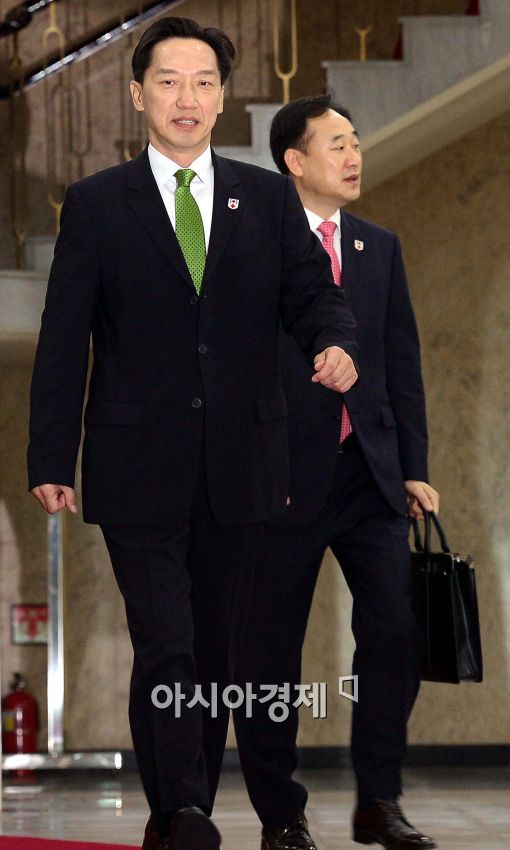 [포토]이산가족 상봉문제 협의 위해 나서는 이덕행 대한적십자사 실행위원