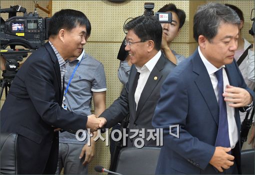 [포토]수출 기업인 만나는 윤상직 장관