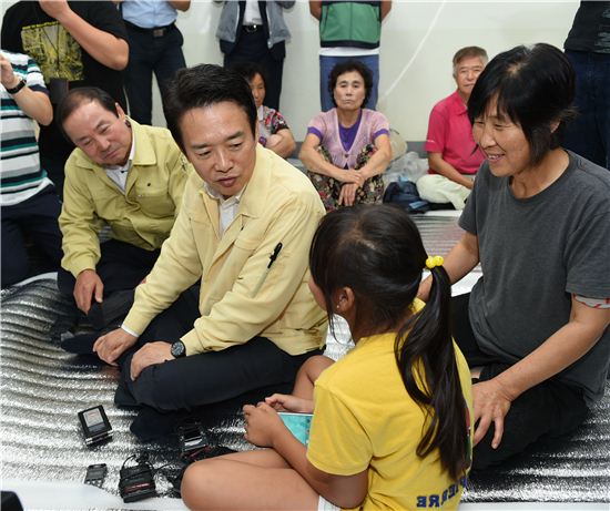 남경필 경기지사가 지난달 경기도 연천군 대피시설을 방문, 어린이와 이야기를 나누고 있다. 