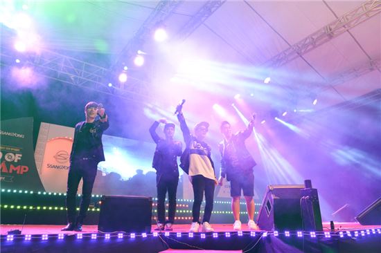 매지컬 나이트(Magical Night) 뮤직 콘서트에서 초대 뮤지션 울랄라세션이 열정적인 공연을 펼치고 있다.
