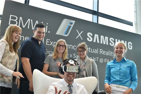 삼성전자의 IFA 2015 전시와 BMWi의 가상 드라이빙 체험을 할 수 있도록 운영 중인 BMW 쇼룸의 VR 체험관 