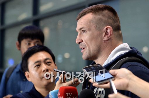 [포토]취재진과 인터뷰하는 크로캅